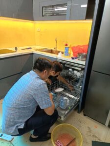 Cường Phát lắp đặt máy rửa bát Eurosun SMS78EU12ES cho khách yêu