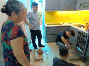 Thực tế hình ảnh kỹ thuật Cường Phát hướng dẫn thao tác đổ bóng cho khách