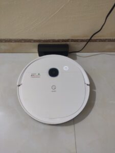 Hình ảnh lắp đặt thực tế robot hút bụi Yeedi K8 tại nhà khách 